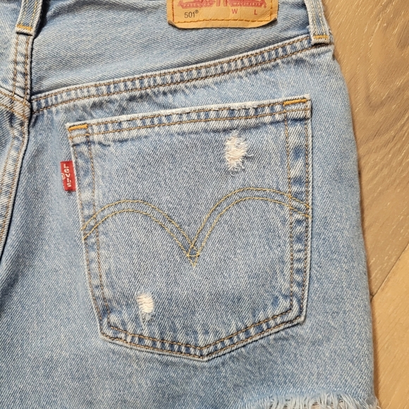 Levi's Jean Shorts Women's sz 26 501 Button Fly Distressed Jean Shorts - Picture 3 of 12